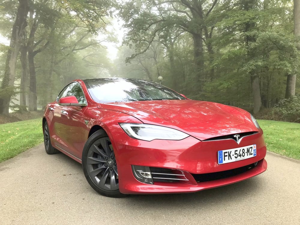 Importation à grande échelle de voitures Tesla en Israël.