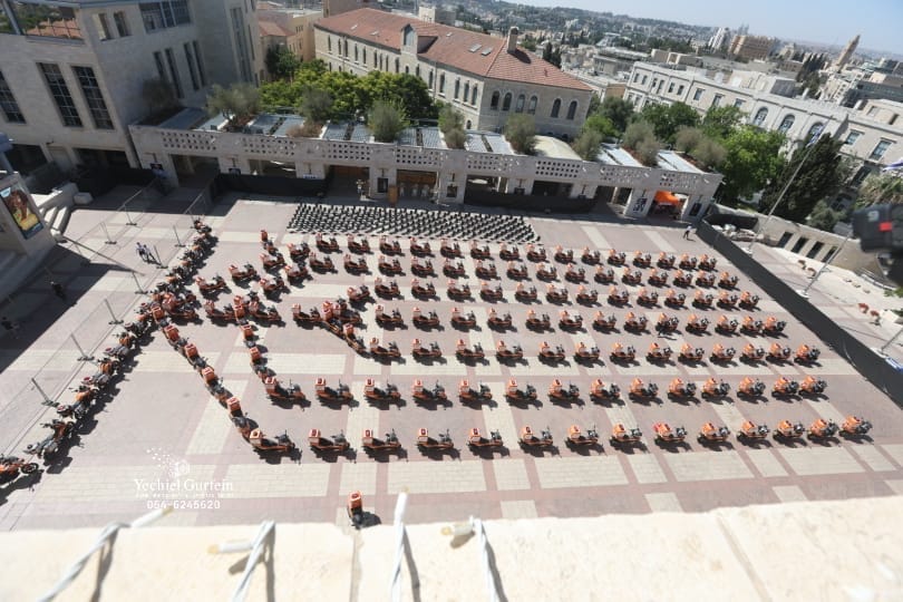 Kikar Safar (Jérusalem). 150 scooters ont été exposés en forme de menorah.