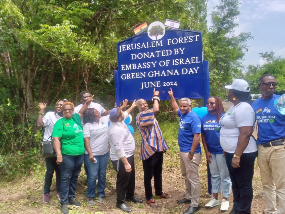Journée du Ghana vert : l’ambassade israélienne plante plus de 1 000 arbres dans la « forêt de Jérusalem ».