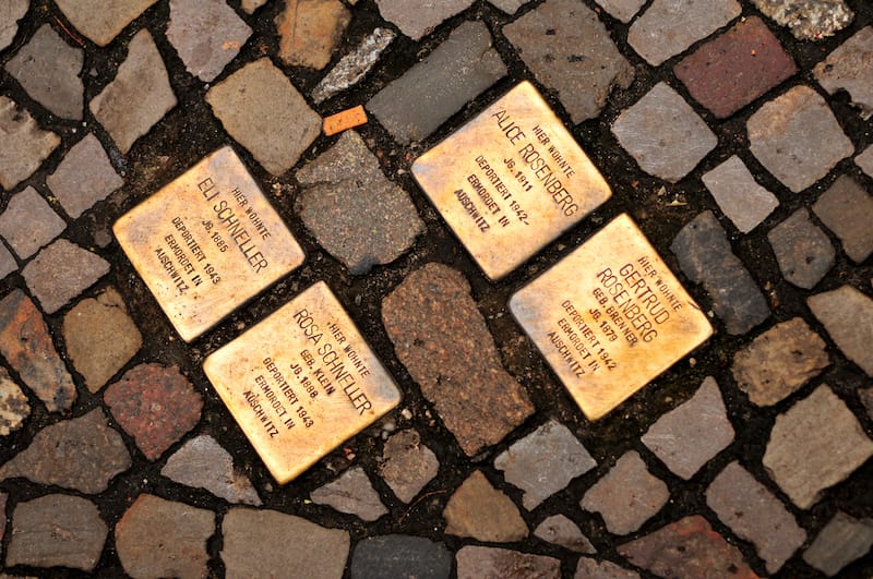 Pourquoi n’y a-t-il pas de Stolpersteine à Paris ?