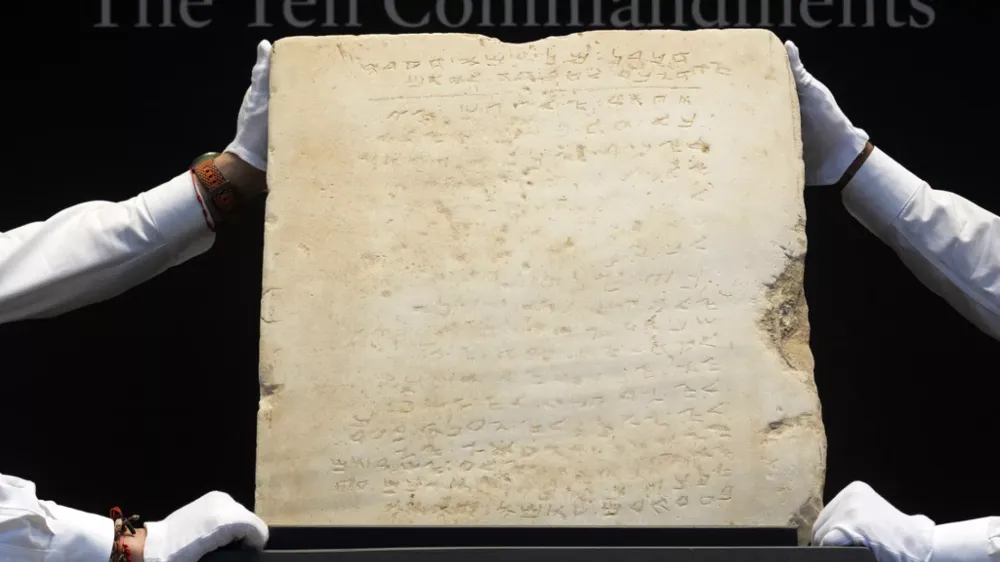 La plus ancienne tablette des Dix Commandements adjugée à plus de 5 millions de dollars lors d’une vente aux enchères.