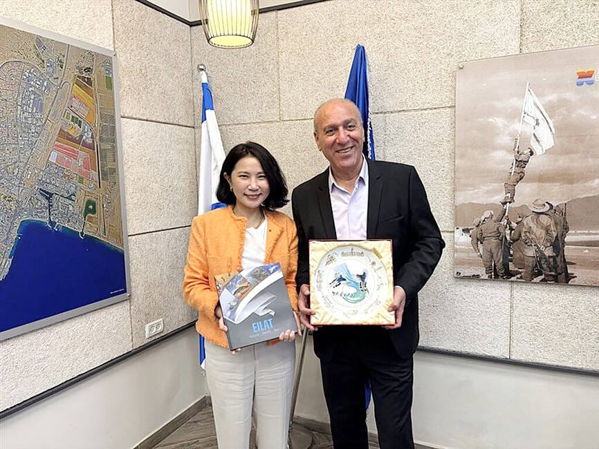Visite du port d’Eilat par une émissaire de Taïwan pour promouvoir les échanges.