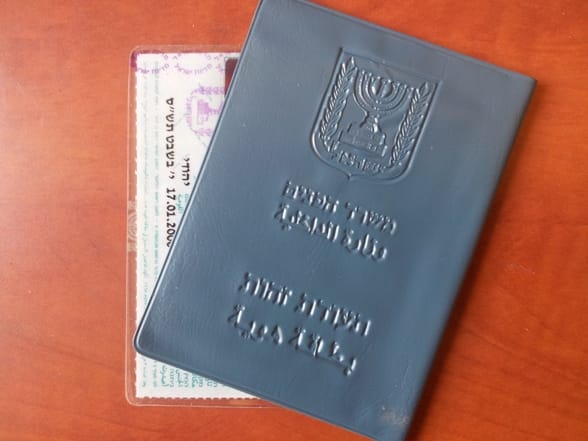 Balagan, Made in Israel. Alyah de Russie. Des escrocs, moyennant finance, offrent des fausses cartes d’identité.