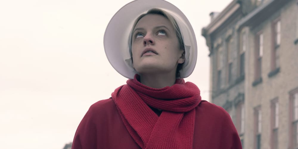 Spectaculaire! Une marche géante des femmes en robes rouges aura lieu de la rue Kaplan.