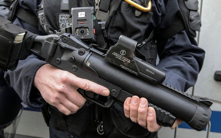 Les forces de sécurité européens et les pistolets mitrailleurs Uzi.