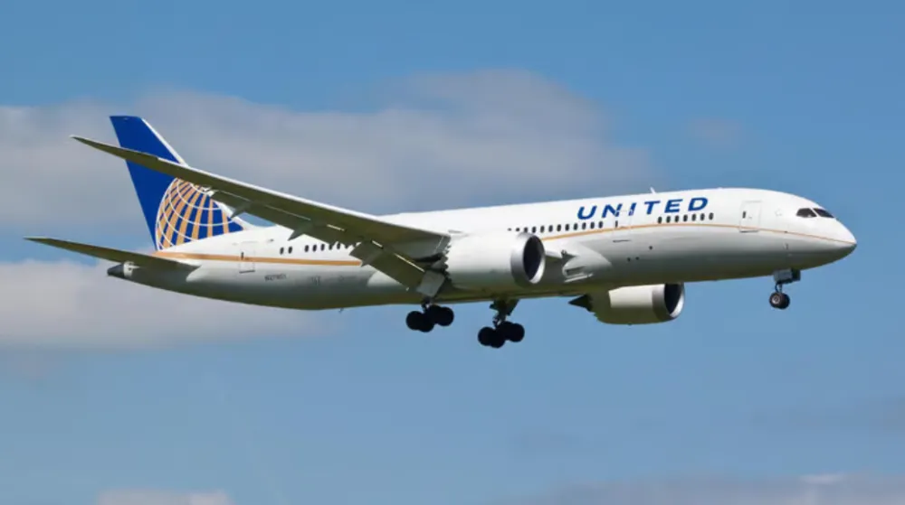Victoire pour Israël. Les employés d’United Airlines retirent toutes les épingles anti-sionistes de leurs vêtements officiels.