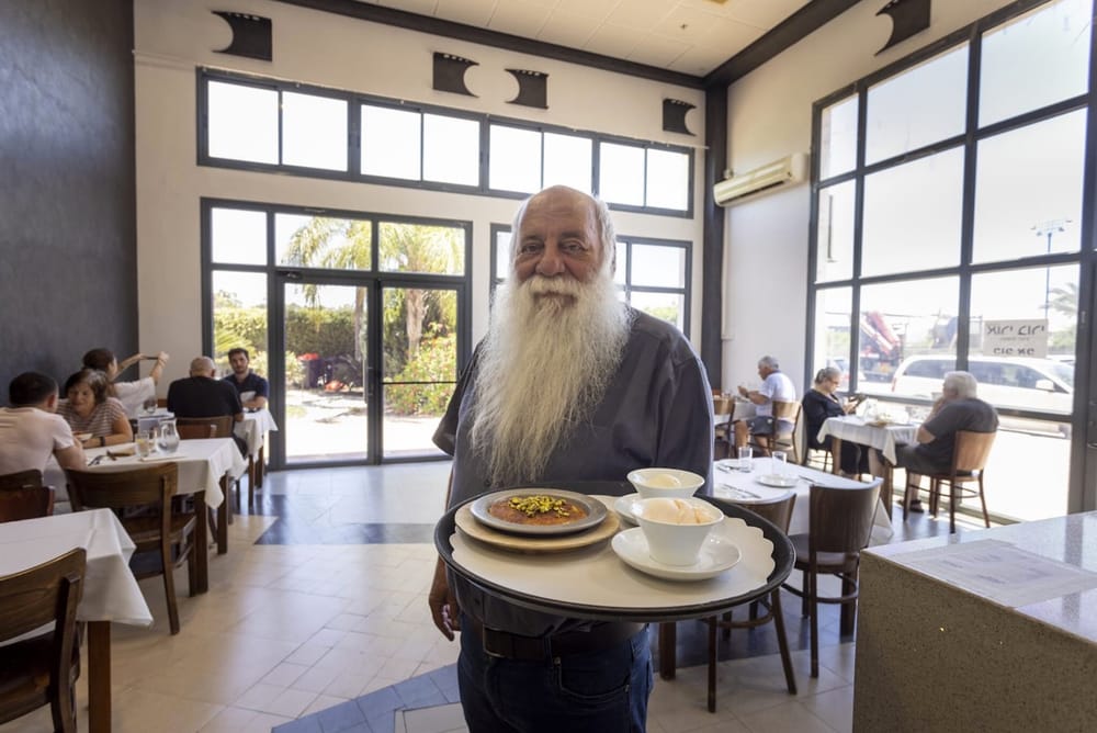 L’homme à la barbe blanche, Uri Jeremias. C’est dans les cuisines qu’il excelle.