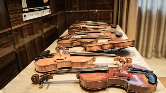 Des violons rescapés de l’Holocauste joués sur scène à Paris.