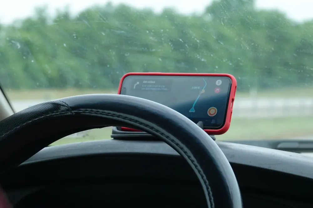 Waze, inventé en Israël, n’indique plus que les radars fixes en France.