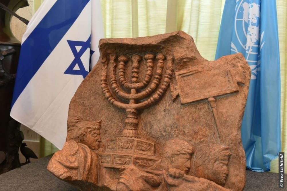 Histoire tordues. IsraelValley se doutait bien que le « graffiti » au Kotel était 100% bidon.