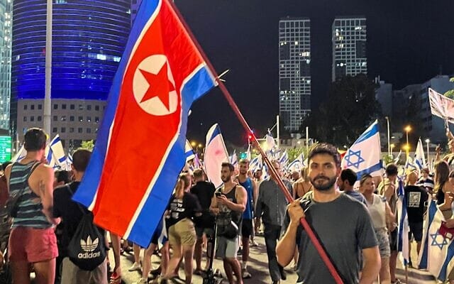 La photo la plus folle du Jour. Un drapeau nord-coréen Rue Kaplan.