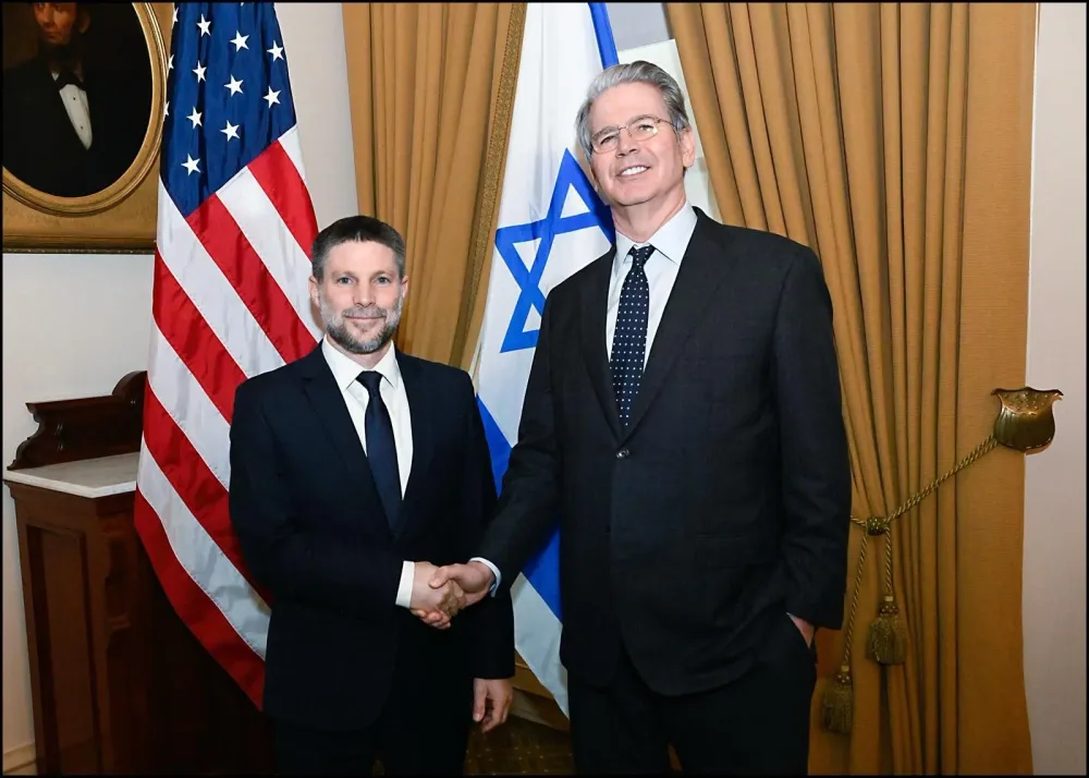 La Photo du Jour. Economie Israël et « Riviera du Moyen-Orient ». Le ministre des Finances Bezalel Smotrich rencontre le secrétaire américain au Trésor Scott Bessent à Washington.