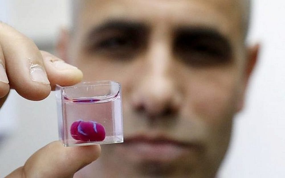 Université de Tel Aviv. Une imprimante 3D imprimant un cœur avec des tissus humains.