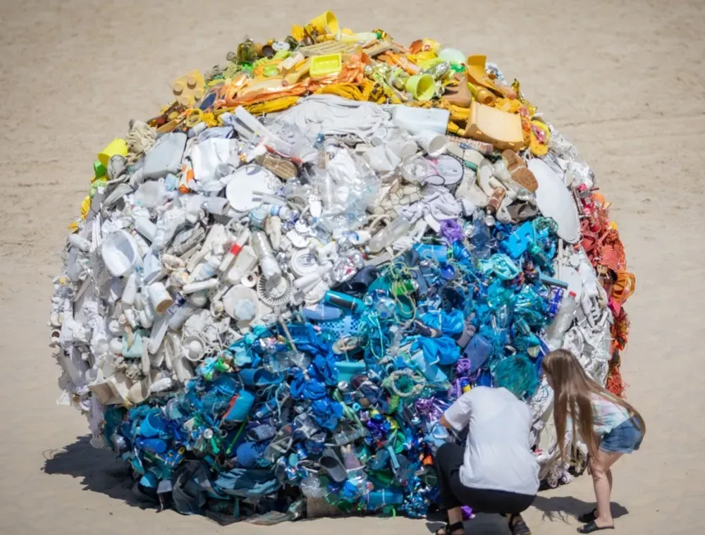Tel-Aviv. Plage Gordon, une énorme boule (non puante) colorée faite d’objets en plastique.