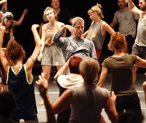 Ohad Naharin est un personnage fascinant. Chorégraphe de génie, inventeur d’un langage corporel unique.