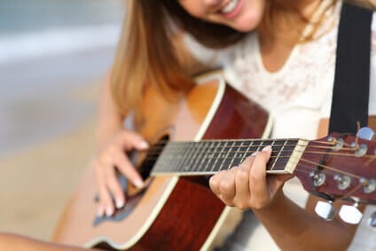 Tel-Aviv. Chanteuse de rue, Coral Bismuth starisée par Adam Levine (Maroon5).