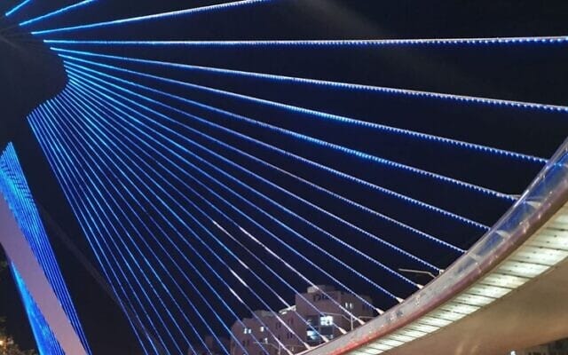 Jérusalem. Construit en acier, béton, pierre et verre le pont pèse 4200 tonnes.