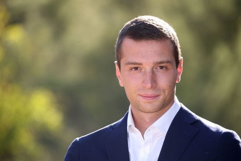 Hommage aux Invalides. La franche embrassade entre Jordan Bardella et Meyer Habib très médiatisée en Israël.