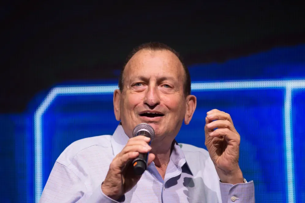 Le prochain Maire de Paris devra s’habituer au style de Ron Huldai, Maire éternel de Tel-Aviv.