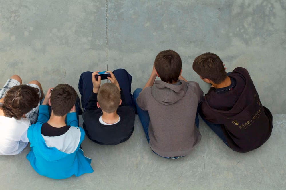 Interdire les portables en classe. France, Israël, Pays-Bas… Ses jeunes israéliens qui envoient des SMS pendant les cours.
