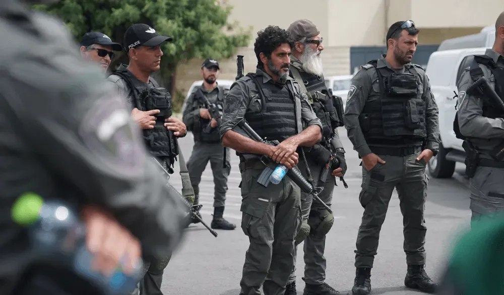 La Photo du Jour. La star de Fauda, Tzahi Halevi, participe à une véritable opération de police.