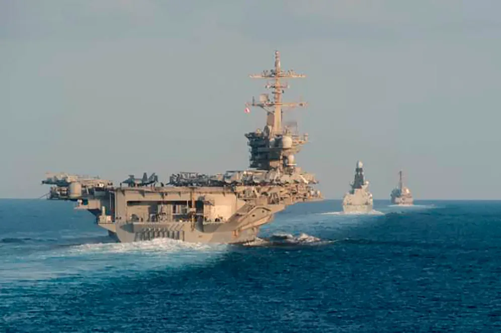 Le porte-avions USS Lincoln fait actuellement route vers le Golfe persique.
