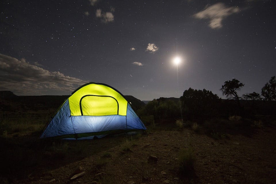 Des espaces tout équipés dédié au «glamping» éphémère en Israël? Pourquoi pas?