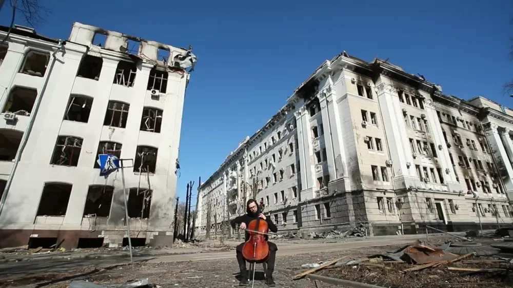 Un violoncelliste de Kharkiv (Ukraine) devient célèbre en Israël.