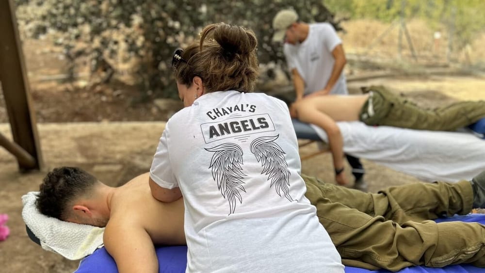 Un tsunami. Des milliers de volontaires étrangers sont en Israël. Même des masseurs!