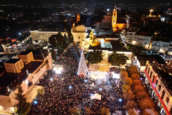 Le sapin de Noël de Bethléem s’illumine pour la première fois depuis le début de la guerre à Gaza.
