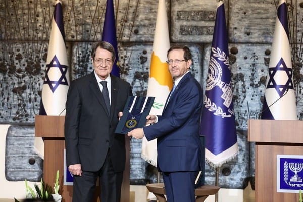 Le président  de Chypre, Nicos Anastasiades,  décoré de la médaille d’honneur présidentielle d’Israël.