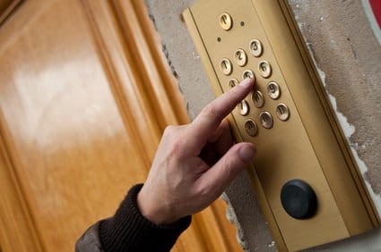 A Ashdod les portes d’entrée des bâtiments passent au « sans code ».