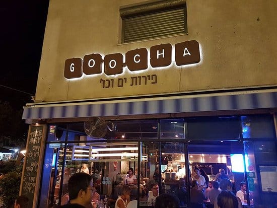 Goosha – Restaurant de Poisson à Tel Aviv. Non casher, cet établissement offre une expérience culinaire centrée sur les produits de la mer.