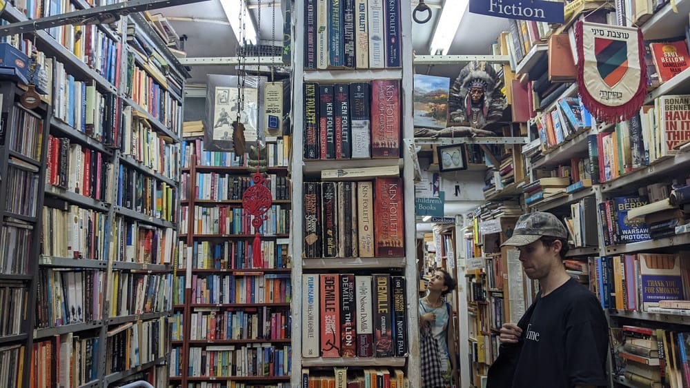 Halper’s Bookstore, Rue Allenby. « Une rue pour les personnalités insolites et atypiques. »