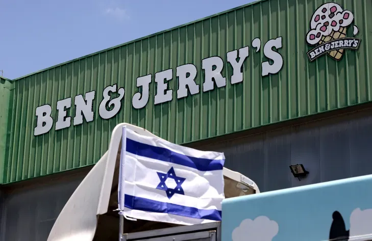 Des dizaines de drapeaux israéliens flottent à Eli, Shilo, Ofra, Kochav Yakov.