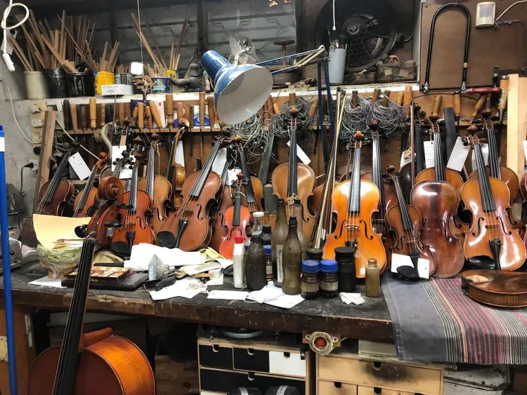 Honneur et gloire pour le luthier de renom Amnon Weinstein.