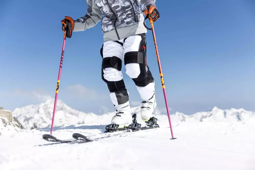 A Mégève. Sur les pistes de Ski les israéliens découvrent avec intérêt les exosquelettes du fabricant français Ski-Mojo.