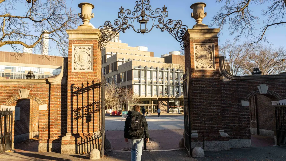 Le président intérimaire d’Harvard craint de voir les étudiants juifs mis au ban de la société.