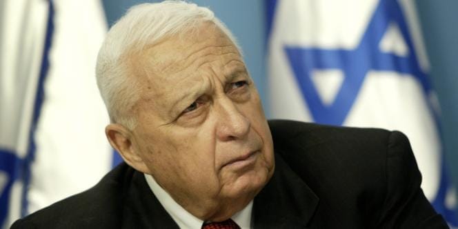 Emotions. Gilad Sharon, l’un des fils de Arik Sharon récite le Kaddish.