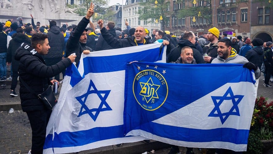 Israël et le monde juif sous le choc. Foot et Violences. Graves incidents anti-israéliens d’après match à Amsterdam. Attaqués par des hordes de sauvages.