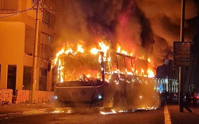 L’Image du Jour. Violentes émeutes. Un bus en flamme et des manifs à Bnei Brak.