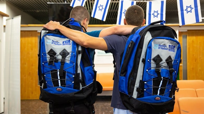 « Les chants du pays d’Israël » reviennent à la radio… lorsque le pays se déchire.