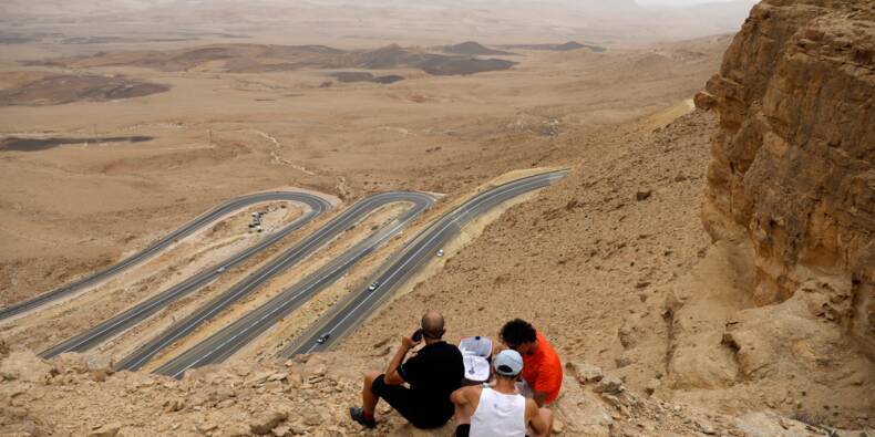A voir en Israël. Près du vignoble de « Carmey Avdat » se dresse la ville de Mitzpe Ramon.