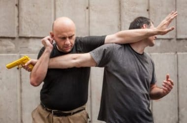 Sport de combat israélien. Le PDG de Paypal, Dan Schulman, pratique le krav maga.