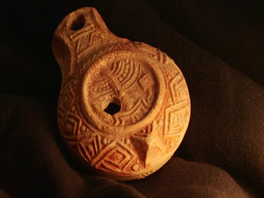 Une lampe à huile vieille de 1 700 ans mise au jour près de Jérusalem met en lumière d’anciennes traditions juives.