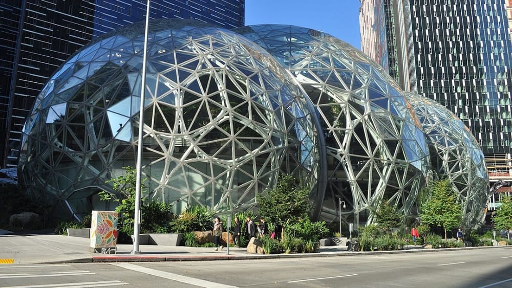 L’abandon du télétravail et le retour au bureau généralisé n’auront finalement pas lieu chez Amazon.
