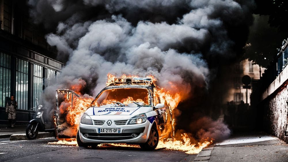 En France, 861 voitures en feu le jour de l’an. Zéro voitures brulées en Israël.