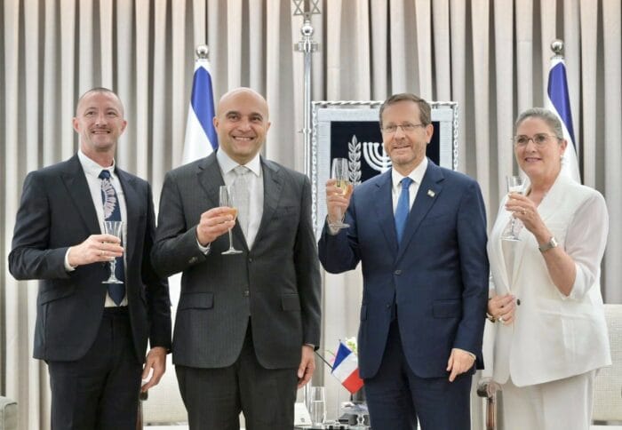 Au Tableau d’Honneur d’IsraelValley. Merci à Frédéric Journès, l’Ambassadeur de France en Israël, qui était à Eilat pour aider les français bloqués par la guerre.