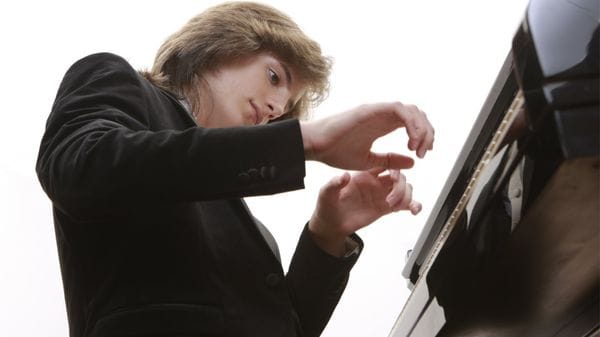 Concert en France de Yoav Levanon, jeune pianiste prodige israélien.