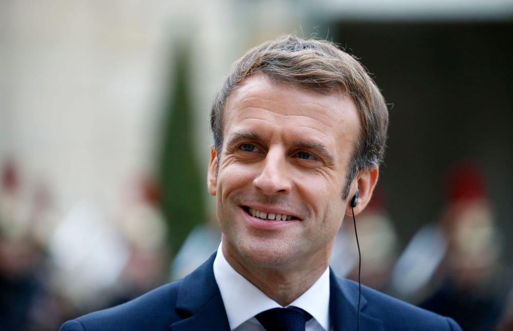 Hachette s’excuse. Yonathan Arfi en colère. Macron dénonce le contenu « intolérable » d’un ouvrage parascolaire.